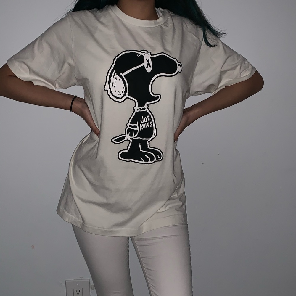 🤍🖤Uniqlo glowing snoopy t-shirt size large🤍🖤
